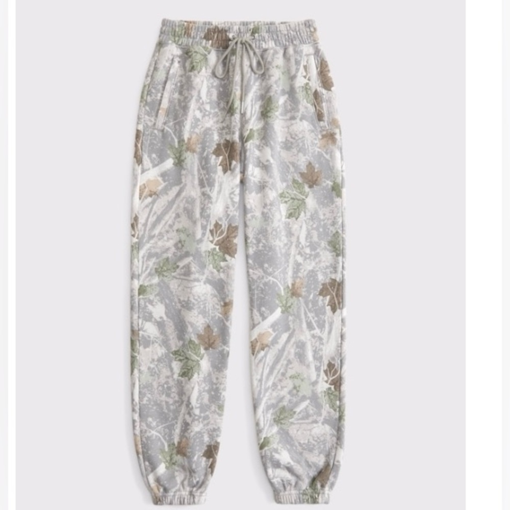 Abercrombie & Finch Women’s Essential Sunday Sweatpant in Camo.